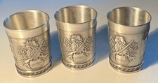 3 kleine Schnapsbecher Zinnbecher CLWE 93% Zinn Jagdmotiv Pewter ca. 5,4 cm hoch