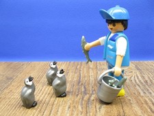 Tierpfleger mit Kaiserpinguin