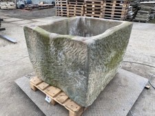 Alter Brunnen aus grauem SandsteinBrunnen Trog Steintrog