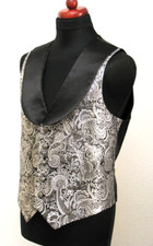 Brokatweste mit Kragen Silber