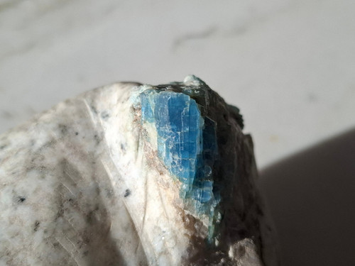 Aquamarin kristall auf - kristall, granit