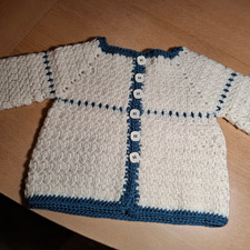 Babajacke mit 2 Mützen, Schuhen und Fäustlingen  (Handarbeit)