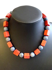 Collier aus roten & blauen