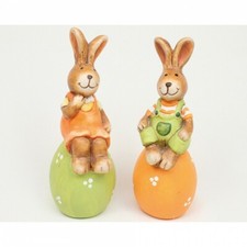 niedlicher Hase auf Osterei