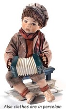 Statue Eines Kindes Mit