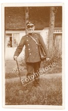 Foto Postbote mit Mütze und