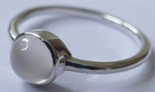 Designer Ring weißer Cabochon