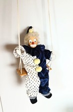 Handgefertigte Porzellanpuppe auf einer Schaukel, Clown, ca. 52 cm, KARNEVAL