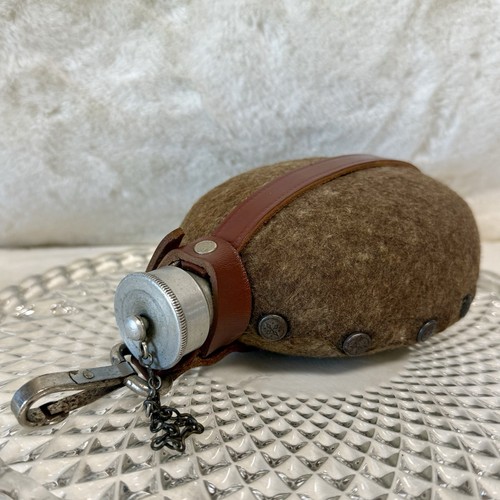 Alte feldflasche mit - feldflasche, filzbezug