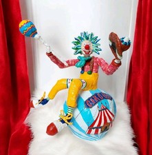 große Clown Skulptur auf