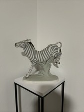 ROYAL DUX, extragroßes 30 x 26 cm großes Modell eines Zebras (tretend).