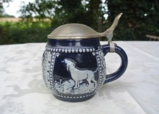 Vintage alter Bierkrug Steingut Zinndeckel DBGM Jagdmotiv Hund Hirsch Blau Weiß