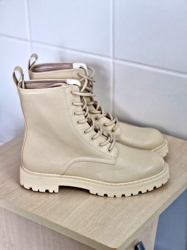 Schnürstiefel beige
