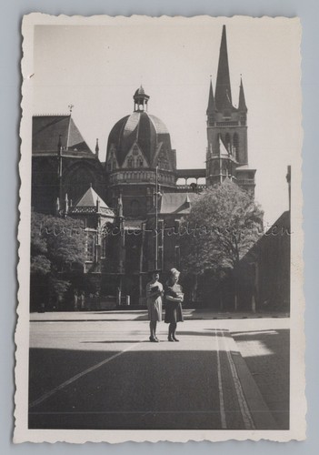Aachen 1943 frauen mit hut - -,