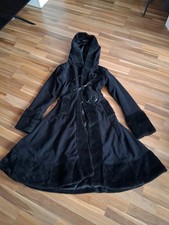 Schwarzer Mantel mit Kapuze
