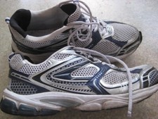 Herren Sneaker Sportschuhe 43 fertig porös kaputt abgelatscht stark getragen!