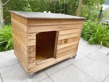 Hundehütte aus Eschenholz mit Flachdach für großen Hund