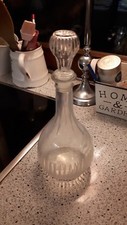 Kleine glas karaffe sieht - sieht, aus