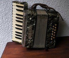 Vintage Hohner Kinder-Akkordeon – 32 Bässe, 25 Tasten  – 1940er