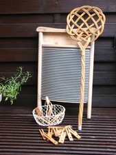 Altes Waschbrett Teppichklopfer Drahtkorb mit Holz Wäscheklammern  Garten Deko
