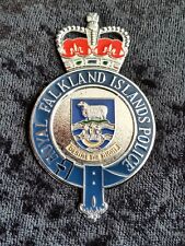 VERALTETE STILLGELEGTE ROYAL FALKLAND ISLANDS POLIZEIHELMPLATTE - KEINE BEFESTIGUNGEN - SCHWUCHTELN