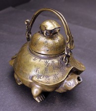 Alte Teekanne als Schildkröte