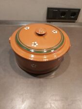 Schöner Tontopf mit Deckel