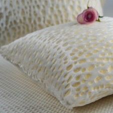 Weicher Kissenbezug, flauschige Kissenhülle - weiß-goldenes Fellimitat, Winter