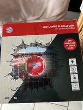 FC Bayern München LED Lampe Ø 22cm mit Wandtattoo 70 x 70 cm - kabellos - Timer