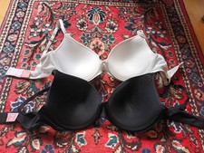 2 BHs schwarz & weiß, Größe 95B, Marke Hunkemöller