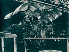 Foto Mann arbeitet an einer Flugzeugturbine - 10426623