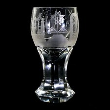 Freimaurerglas mit umlaufend geschnittene Freimaurersymbole, Josephinenhütte