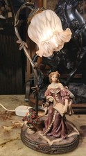 MONTEFIORI COLLECTION Viktorianische Frau sitzende Figur Lampe mattierter Tulpenschirm