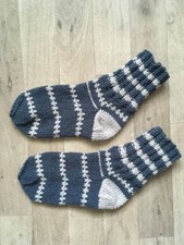 Selbst gestrickte Wollsocken
