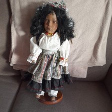 Porzellanpuppe 42 cm auf Ständer , Hersteller unbekannt,  Gravur in Nacken 