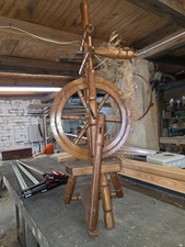 Altes Spinnrad aus Holz –