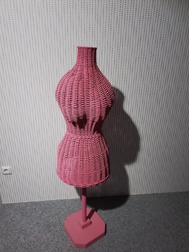 Schneiderpuppe geflochten