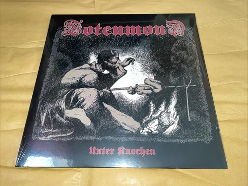 Totenmond unter knochen - totenmond, knochen-