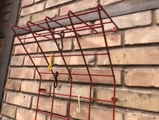 rote String Wand Garderobe