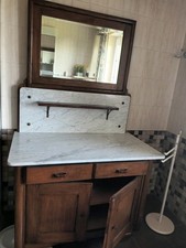 Holzschrank mit Marmorplatte und Spiegel