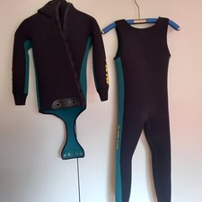 Sehr schöner 2-teiliger Taucheranzug G. 48-50 / 7mm / in grün,schwarz /gebraucht