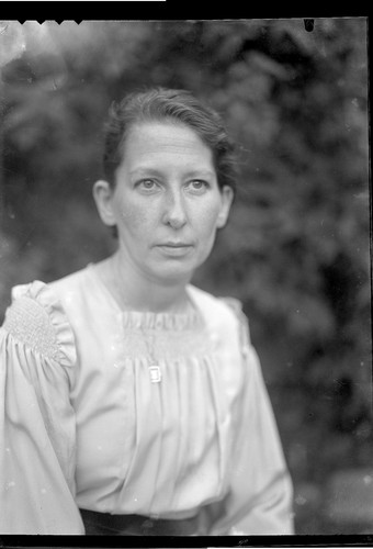 Portrait junge frau garten - junge,