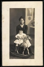 Foto-AK Dame mit Kleinkind