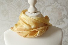 Tuch gelb beige gemustertes