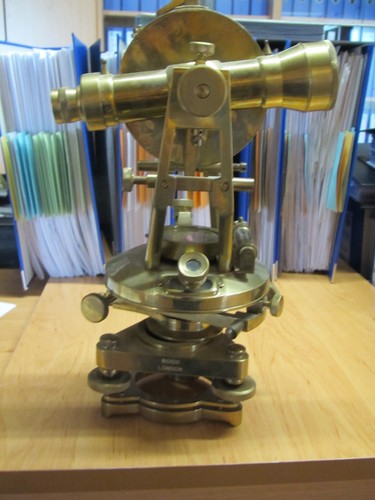 Antiker theodolit aus messing - antiker,