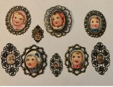 Neun Bilder mit Metallrahmen für die  Puppenstube,