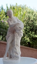 Gartenbrunnen mit Brunnenfigur Steinguss Statue kompl. mit Wasserpumpe