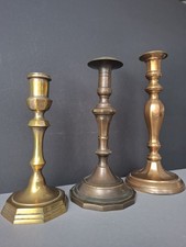 Drei schwere Kerzenleuchter, Messing / Bronze, gestuft, antik Ab 19,JHD