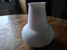 Vase weiß Bisquit Porzellan Kaiser ....Höhe 11cm...60 ziger Jahre 