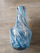 blau-weiß gestreifte Glasvase